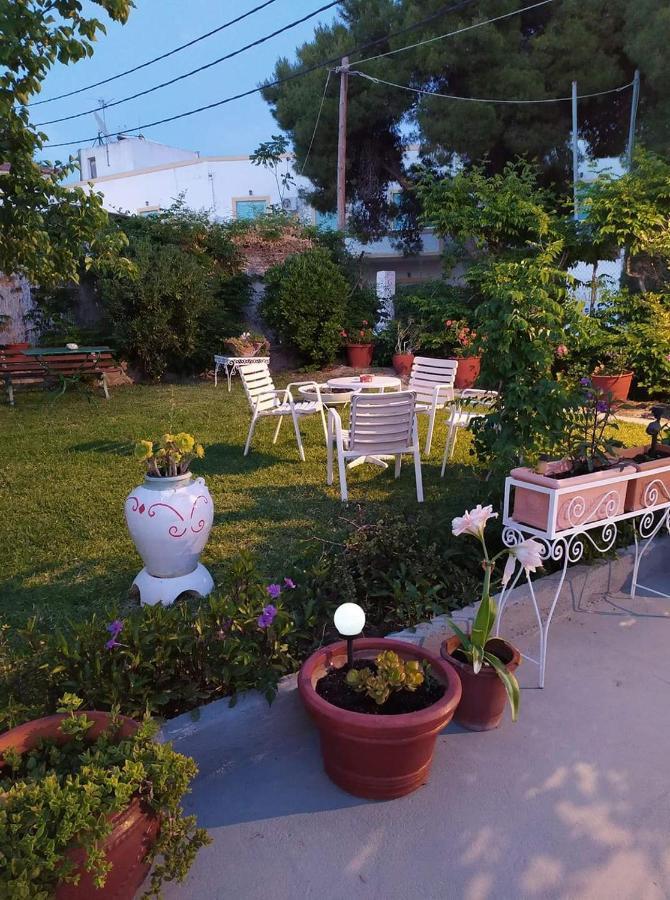 Finikas Rooms Agia Marina  Buitenkant foto