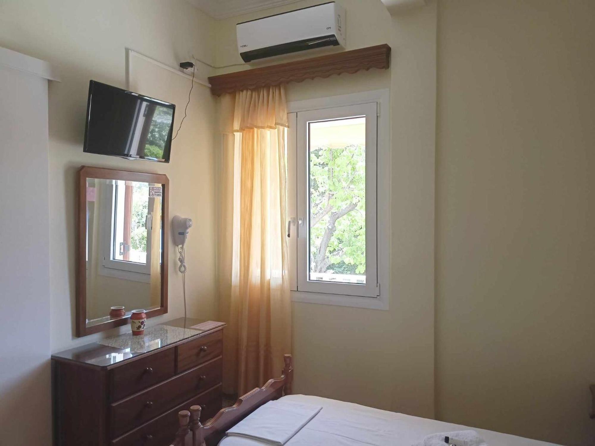 Finikas Rooms Agia Marina  Buitenkant foto