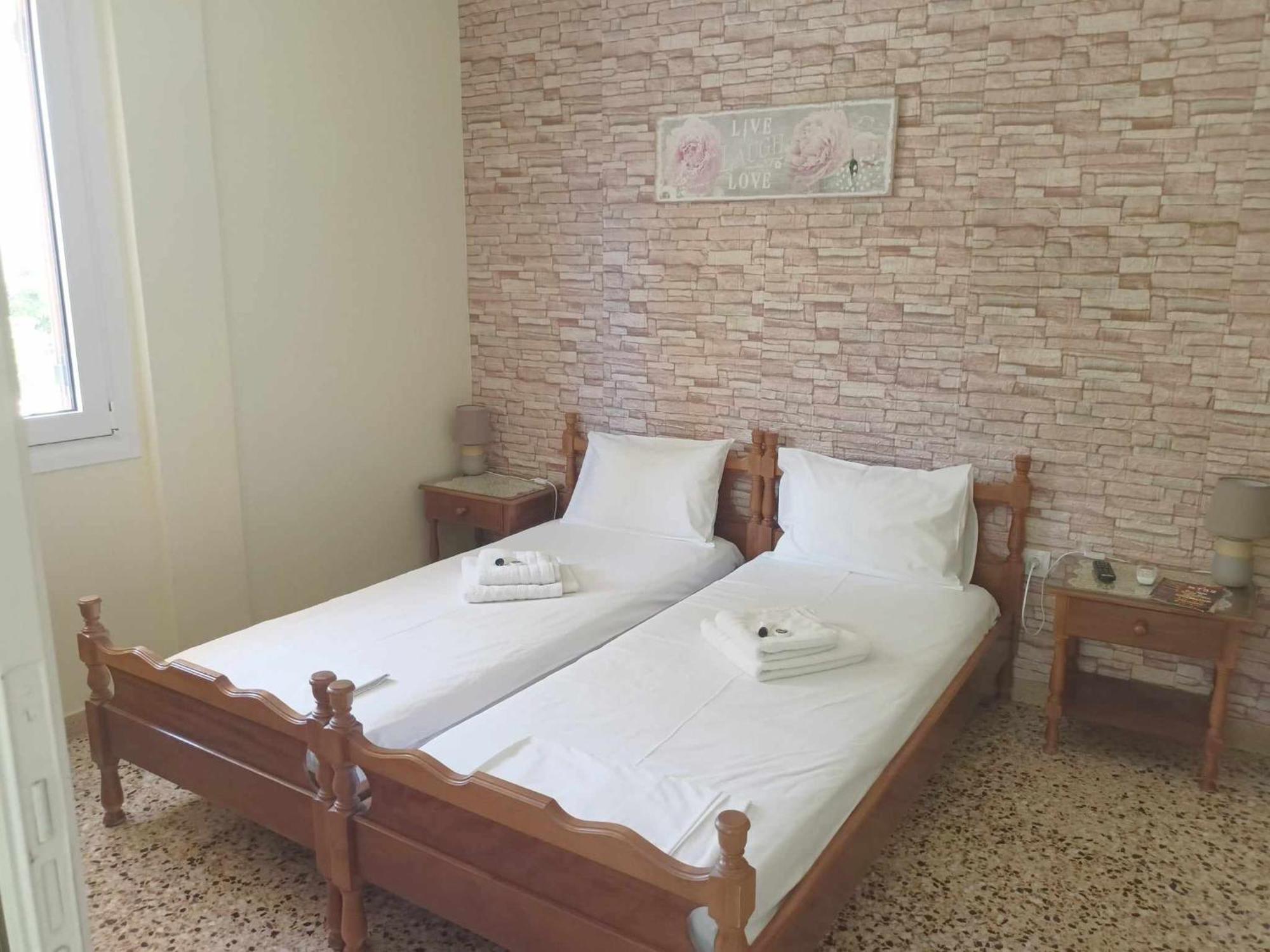 Finikas Rooms Agia Marina  Buitenkant foto