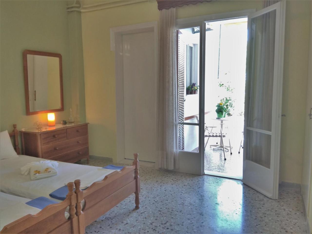 Finikas Rooms Agia Marina  Buitenkant foto