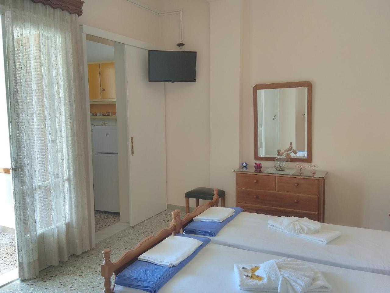 Finikas Rooms Agia Marina  Buitenkant foto