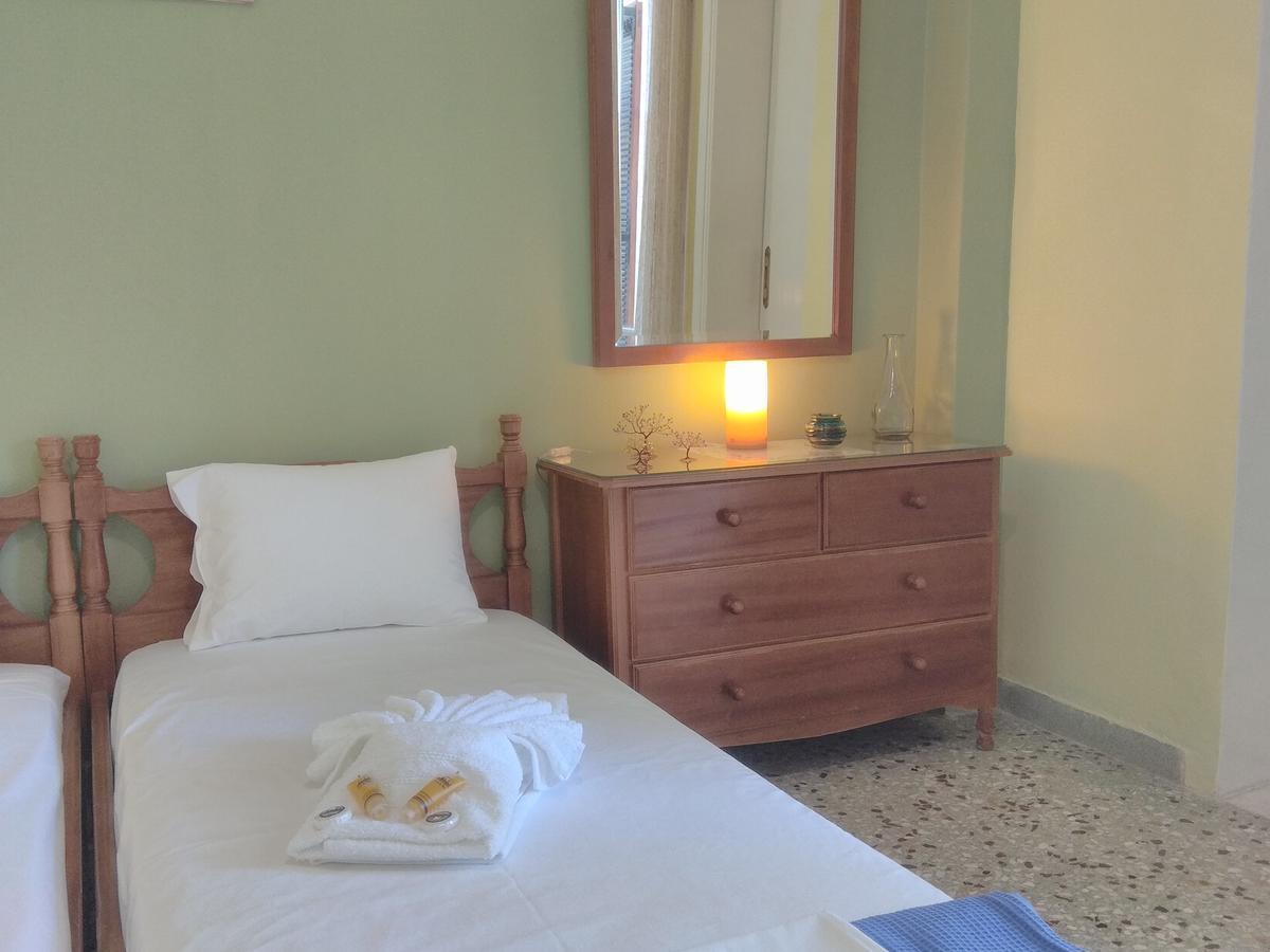 Finikas Rooms Agia Marina  Buitenkant foto