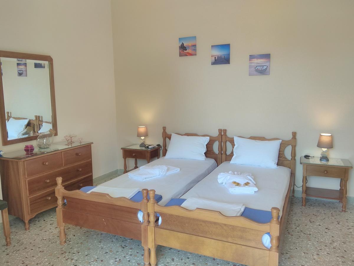 Finikas Rooms Agia Marina  Buitenkant foto